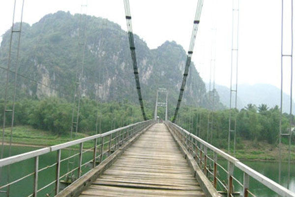 Cầu treo bắc qua sông