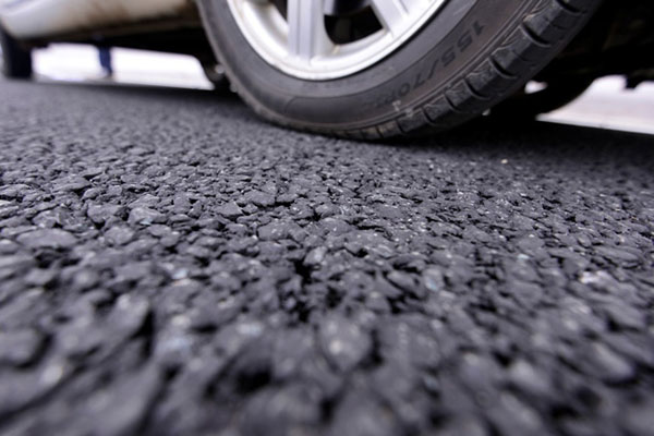 Mặt đường cao tốc được sử dụng lớp tạo nhám có độ ma sát lớn (dày 5 cm phủ trên bề mặt bê tông nhựa) để đảm bảo an toàn cho xe chạy tốc độ cao. 