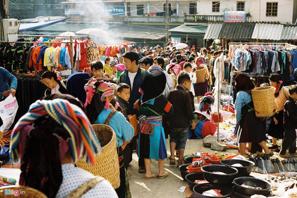 Phiên chợ sắc màu ở huyện Đồng Văn.
