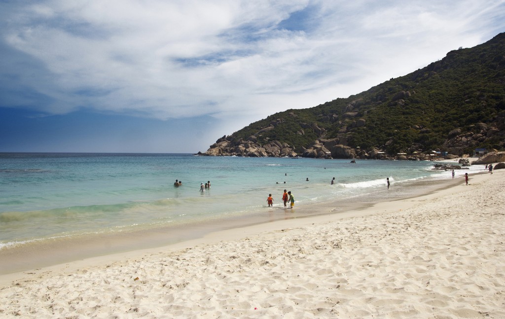 Bãi Nồm – bãi biển này được du khách chọn lựa chọn nhiều nhất để tắm biển bởi biển ở đây rất sạch và trong xanh bên bờ cát trắng trải dài.
