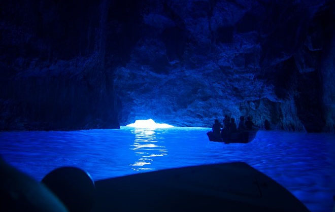 Hang Blue, Capri, Italy: Hang biển nhỏ bé trên đảo Capri này là một trong những điểm tham quan nổi tiếng nhất Italy. Ánh sáng lọt vào hang động khiến nước có màu xanh huyền ảo. Bạn có thể nằm trên thuyền, nghe người chèo hát trong lúc trải nghiệm kỳ quan thiên nhiên này.