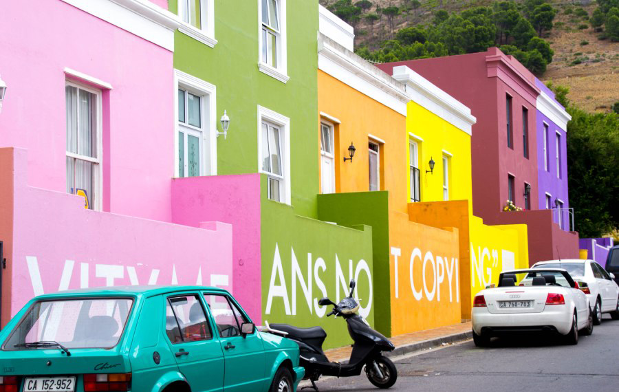 Vùng Bo-kaap của thành phố Cape Town nằm trên ngọn đồi Signal nhìn ra ngoài trung tâm, là một điểm thu hút du khách nhất với những ngôi nhà có lối kiến trúc cổ từ thế kỷ 18 và được sơn màu rực rỡ.