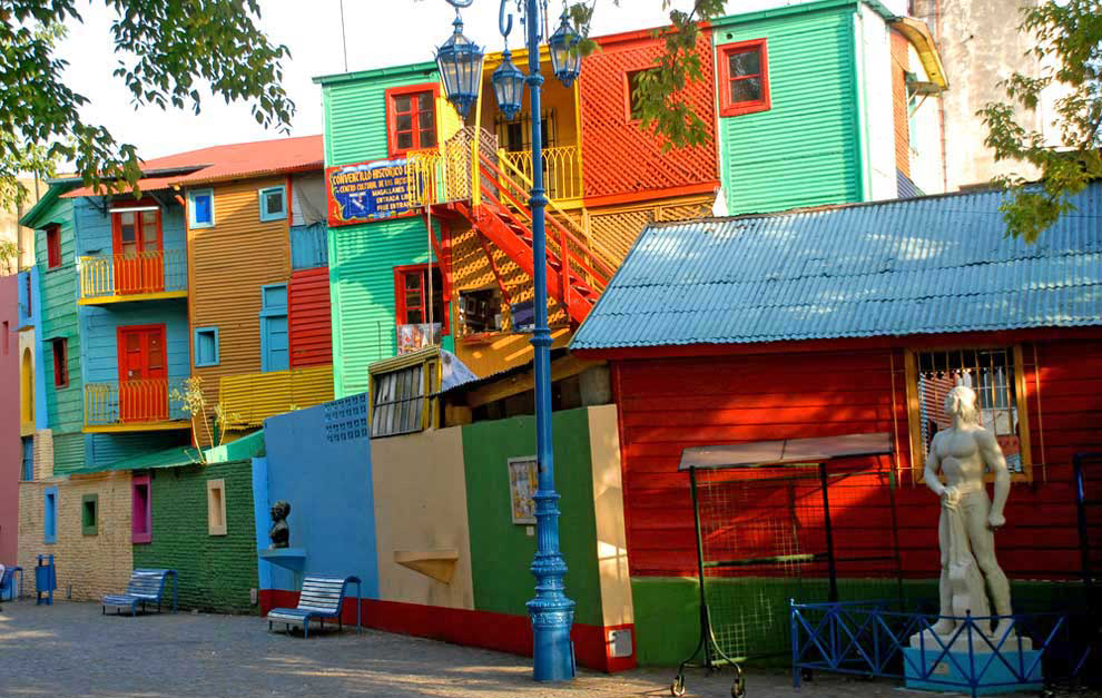 Vùng La Boca nổi tiếng với những ngôi nhà được sơn bằng những gam màu tươi sáng, cùng con phố Caminito lịch sử được biết đến với những vũ công tango tài ba.