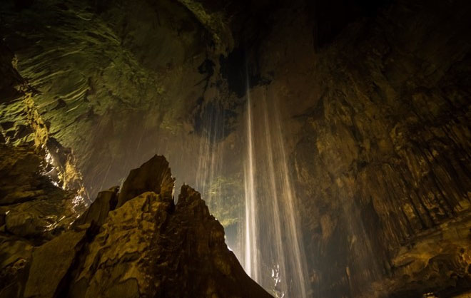 Hang Deer, Sarawak, Malaysia: Đây là hang có cửa vào lớn nhất thế giới, với khung cảnh như trong phim Avatar. Phần phía trong hang cao tới 122 m, với đủ loại thực vật và khối đá có hình thù kỳ dị, cùng hàng trăm nghìn con dơi.