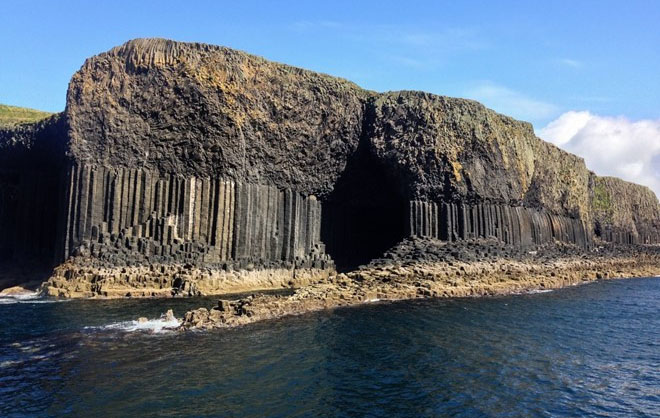  Hang Fingal, Scotland: Những cột đá basalt độc đáo khiến hang động này giống như một địa điểm trong truyện cổ tích. Kỳ quan thiên nhiên này đã khiến du khách ngỡ ngàng suốt nhiều thế kỷ. Nhà soạn nhạc người Đức nổi tiếng Felix Mendelssohn đã viết bản “Hebrides” với cảm hứng từ sự hùng vĩ của hang Fingal.