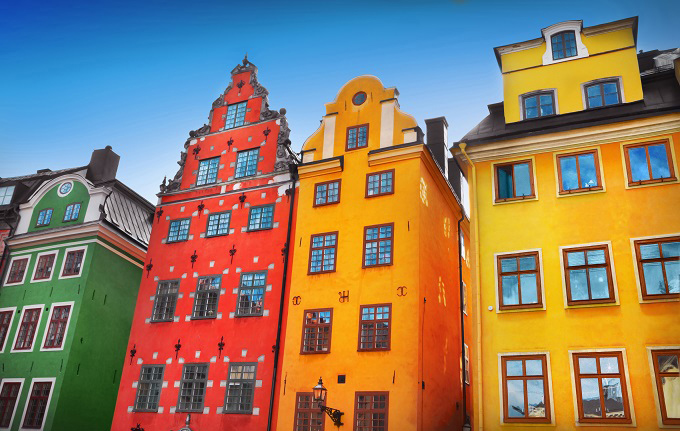 Với nhiều màu rực rỡ, nhẹ nhàng phủ trên khắp các tòa nhà cùng màu xanh của hàng cây, Stockholm hiện lên tinh tế mà cũng rất thơ mộng. Nhìn từ trên cao xuống, Stockholm sắc màu như một khu thành phố đồ chơi của trẻ em.