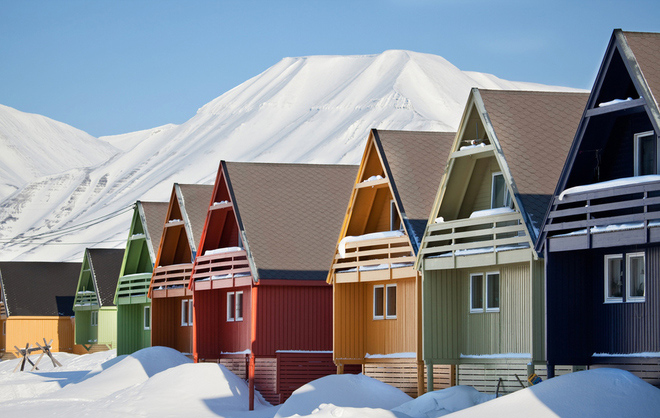 Longyearbyen có thể không phải là một thành phố lớn, nhưng đây là thủ phủ của đảo Svalbard, Na Uy, một quần đảo ở Bắc Băng Dương. Ở đây, những ngôi nhà nhiều màu sắc rực rỡ đối lập với tuyết trắng xóa càng làm tăng vẻ đẹp cho thành phố này khiến cho nơi đây trở nên hấp dẫn hơn với du khách từ mọi nơi trên thế giới.
