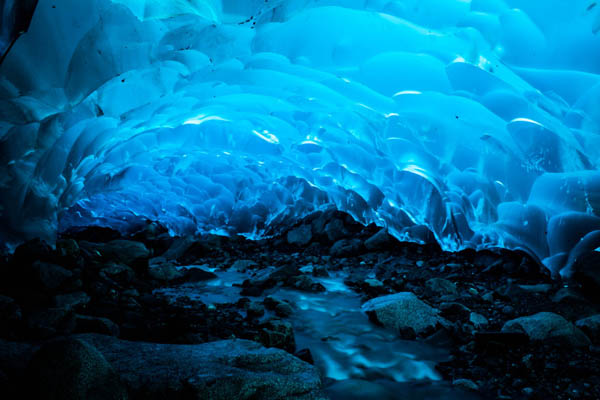 Hang băng Mendenhall, Alaska, Mỹ: Đường tới hang băng này khá hiểm trở. Hang Mendenhall nằm dưới dòng sông băng cùng tên dài 21 km. Khung cảnh siêu thực này sẽ không tồn tại mãi do hiện tượng nóng lên toàn cầu.
