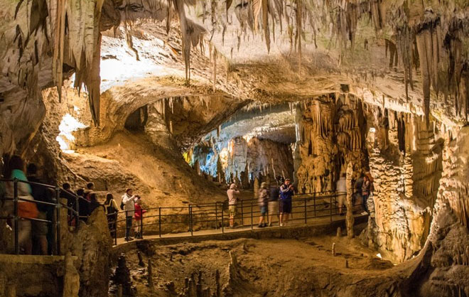  Hang Postojnska, Slovenia: Hệ thống hang động Postojnska dài hơn 24 km, với các cột đá và thạch nhũ tuyệt đẹp khắp nơi. Du khách có thể khám phá hang động bằng tàu mini, đi bộ hay xem biểu diễn âm nhạc.