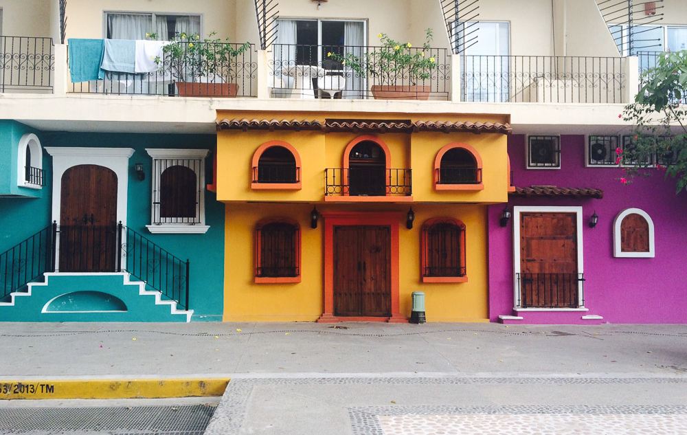 Thành phố nghỉ dưỡng tuyệt đẹp bên bờ Thái Bình Dương này gây ấn tượng cho du khách lần đầu tới bởi những ngôi nhà được sơn màu rực rỡ.