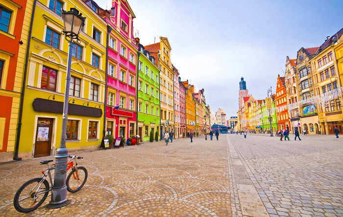 Nằm ở phía Tây Nam Ba Lan, thành phố Wroclaw được mệnh danh là “thành phố quyến rũ nhất” với những ngôi nhà mang đậm phong cách kiến trúc Gothic từ thế kỷ XIV nhưng trông vẫn hết sức tươi mới trong “lớp áo” rực rỡ đầy màu sắc.