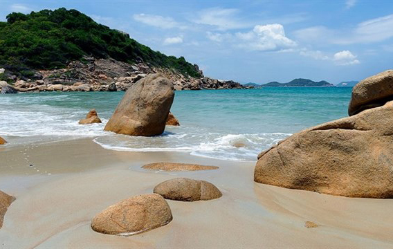 Những tảng đá lớn với những kích cỡ khác nhau, nằm rải rác bên bờ biển như tạo thêm sức hấp dẫn cho bãi Nước Ngọt