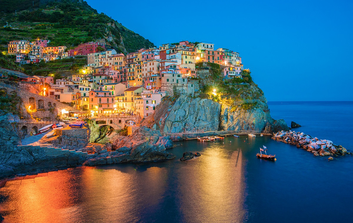 Nằm trên các vách núi đá ven biển Riviera miền tây nước Italia, thành phố Cinque Terre rực rỡ sắc màu bên bờ biển. Thành phố là kết quả của hàng nghìn người dân thời xa xưa cố gắng biến những vách đá thành ruộng bậc thang để trồng nho và xây nên những ngôi nhà rực rỡ sắc màu.