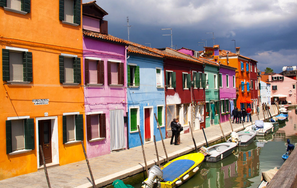 Đảo Burano xinh đẹp nằm cách Venice (Ý) khoảng 7km về phía Đông Bắc. Thực chất, Burano là một quần đảo gồm 4 hòn đảo nhỏ nối với nhau bằng những cây cầu. Màu sắc ở đây được phối hợp một cách hoàn toàn chủ ý, người dân muốn sơn nhà cho nhà mình phải đệ trình lên chính quyền để được phê duyệt màu sơn cho phép.