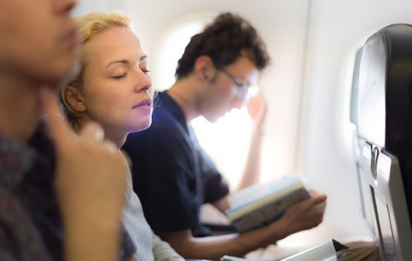 Bạn nên vận động nhẹ nhàng tại chỗ để giữ cho cơ thể không cảm thấy mệt mỏi vì phải ngồi quá nhiều trên máy bay