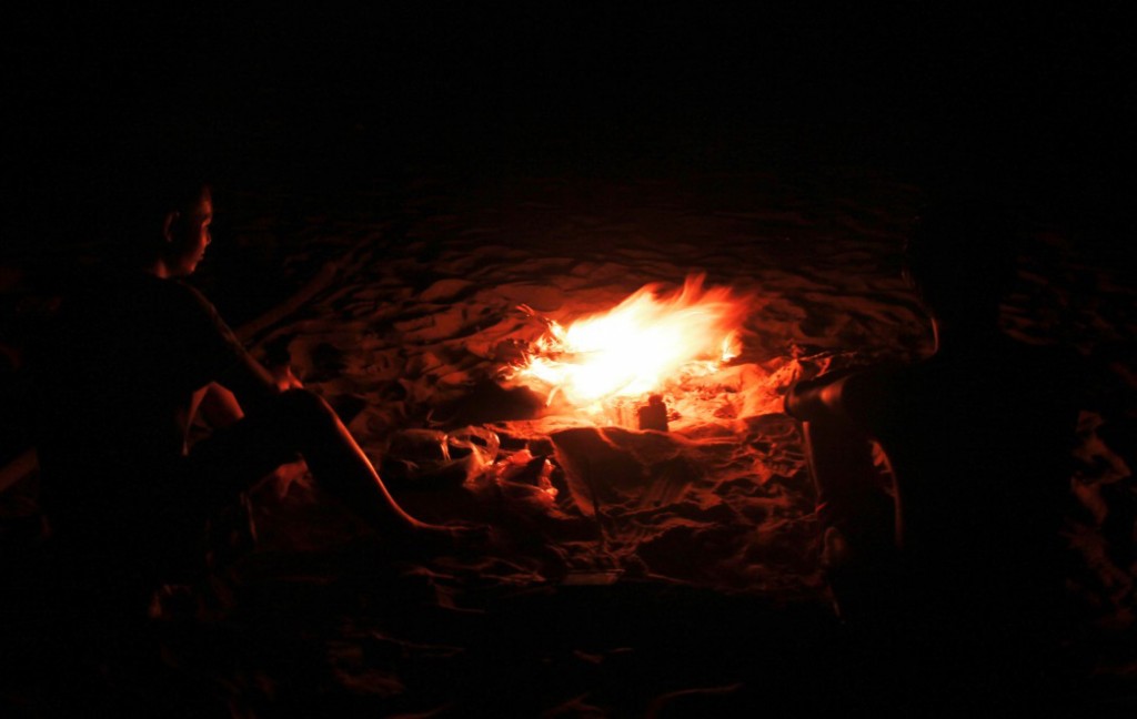 Màn đêm buông xuống là khoảng thời gian mà mọi người có thể quay quần bên những đốm lửa trại, cùng nhau ăn uống, hát hò và cảm nhận hơi thở của biển khơi về đêm.