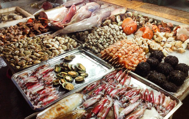 Những món hải sản tươi sống tại chợ được bày bán và chế biến ngay tại chỗ.