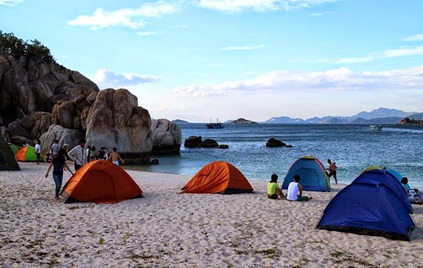 Cắm trại qua đêm bên bờ biển là hoạt động được nhiều người lựa chọn nhất khi đi du lịch Bình Hưng