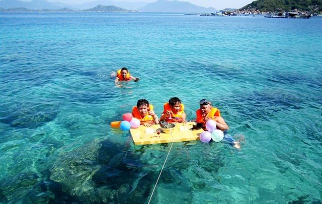 Bơi lôi, tắm biển là những hoạt động hấp dẫn nhất tại Bình Ba