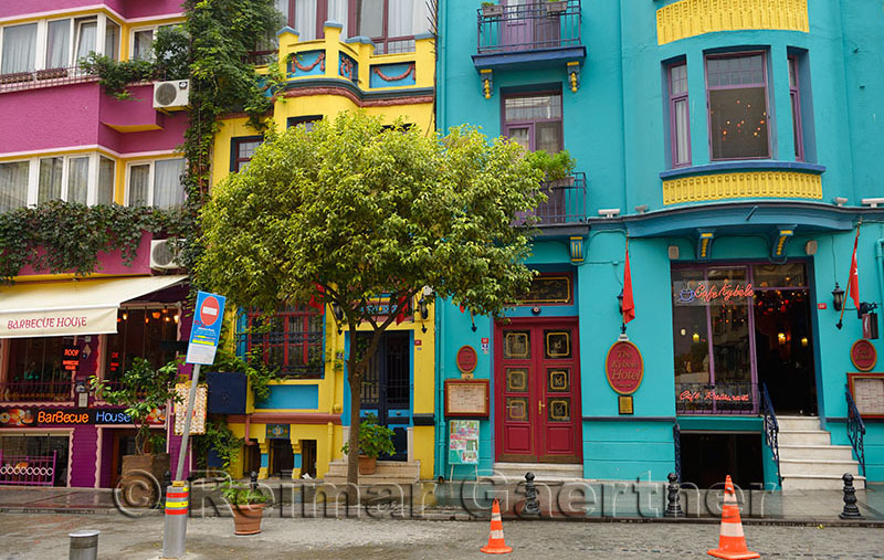 Trước đây Balat từng là khu Do Thái cũ tại Istanbul. Hiện giờ đây là khu vực có dân cư đa dạng và thu hút đông du khách tới tham quan lối kiến trúc độc đáo với những ngôi nhà được sơn màu rực rỡ ở đây.