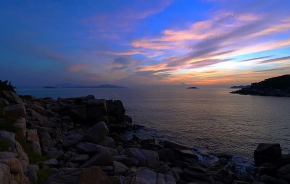 Cảnh hoàng hôn ấn tượng trên biển Bình Tiên