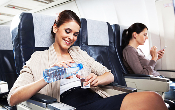 Để đảm bảo cho cơ thể không bị suy yếu khi đi máy bay bạn cần bù nước và bổ sung đầy đủ dinh dưỡng cho cơ thể