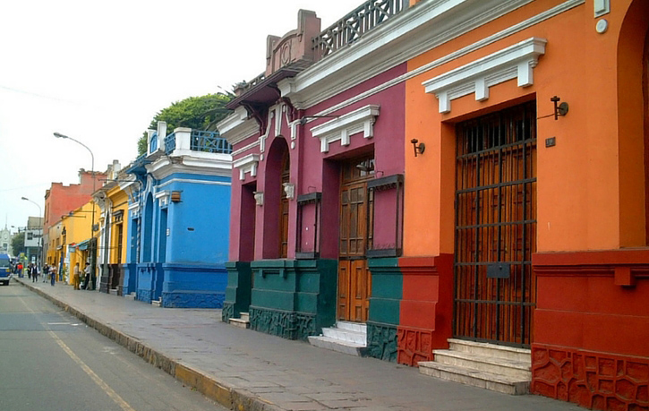 Các khu phố đầy sắc màu là kết quả của quá trình đô thị hóa tại Lima. Bạn sẽ thấy những ngôi nhà bao phủ bằng tường vữa đầy màu sắc và những tác phẩm nghệ thuật graffiti.