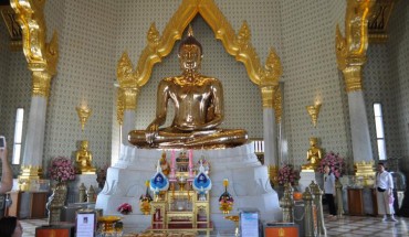 Tượng Phật Vàng là bức tượng Phật ngồi cao 3 mét đúc bằng vàng khối, nặng 5,5 tấn. Tượng được đặt tại chùa Wat Traimit – chùa Phật Vàng, là một ngôi chùa nổi tiếng ở khu phố Hoa, Bangkok, Thái Lan.