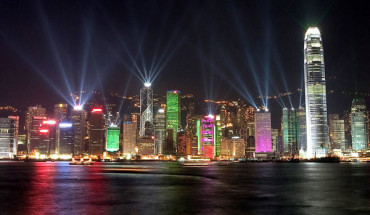Hong Kong về đêm luôn rực rỡ ánh sáng từ các tòa nhà cao tầng