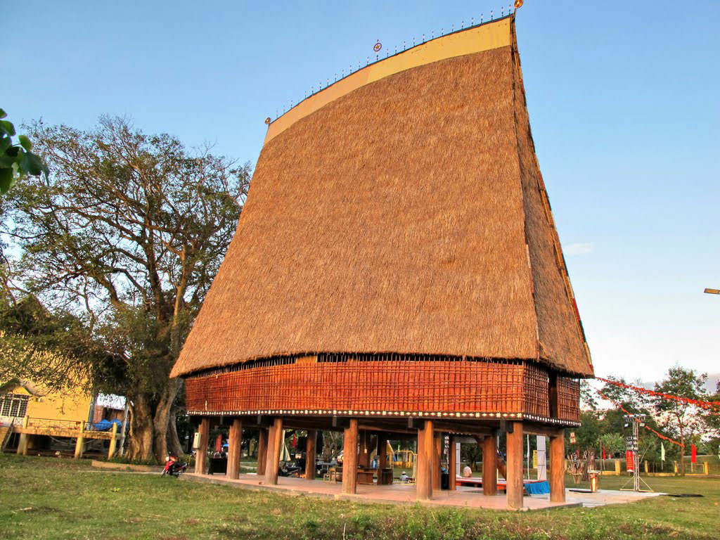 Nhà Rông – nhà sinh hoạt cộng đồng của người Ba Na và người Gia Rai đã trở thành một biểu tượng đặc trưng của cả vùng Tây Nguyên.