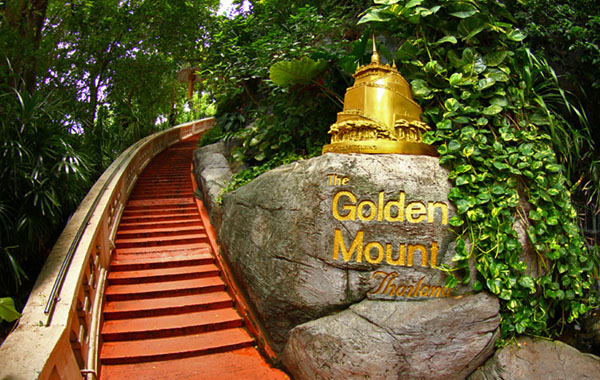 Những bậc thang đầu tiên để lên chùa Núi Vàng