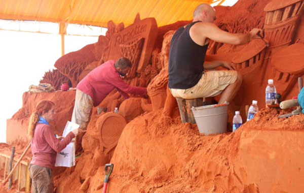 Ba nghệ nhân đang hoàn thành bức tượng cát đầu tiên