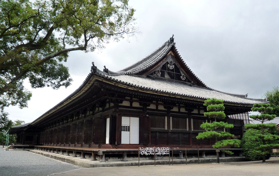 Nhà gỗ Sanjusangendo dài nhất ở Nhật Bản, nơi đây có lưu giữ 1 ngàn tượng Kankon – tượng Quán Thế Âm – là nữ thần của lòng thương trong Phật giáo Nhật.