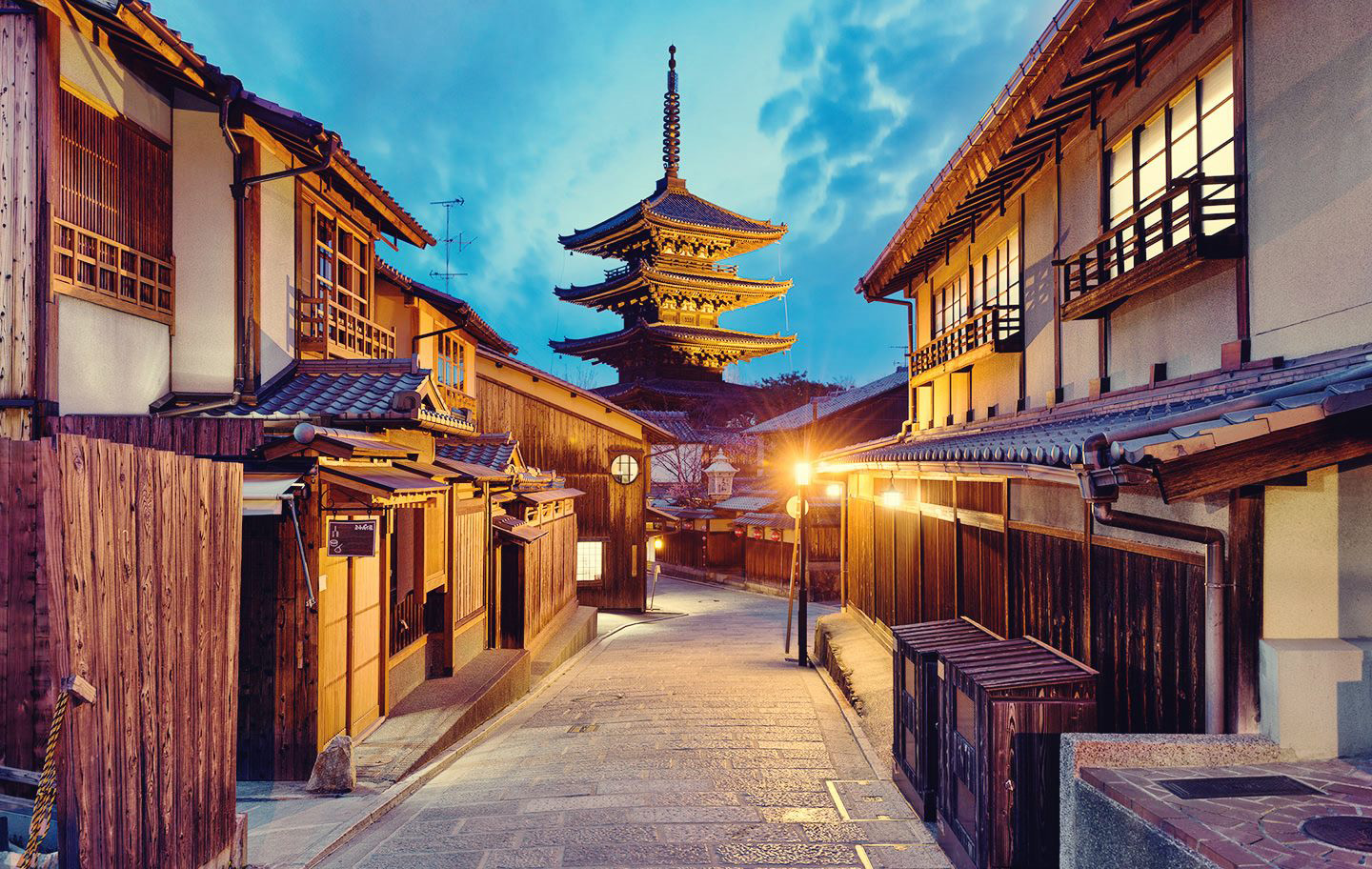 Khu phố Gion nằm tại trung tâm của cố đô, tại đây du khách có thể tìm thấy tất cả những nét truyền thống của đế chế Nhật Bản xa xưa như: thưởng thức trà đạo trong những ngôi nhà gỗ truyền thống, hình ảnh những cây hoa anh đào xanh tươi bên đường phố và tất nhiên là cả nghệ thuật Geisha truyền thống.