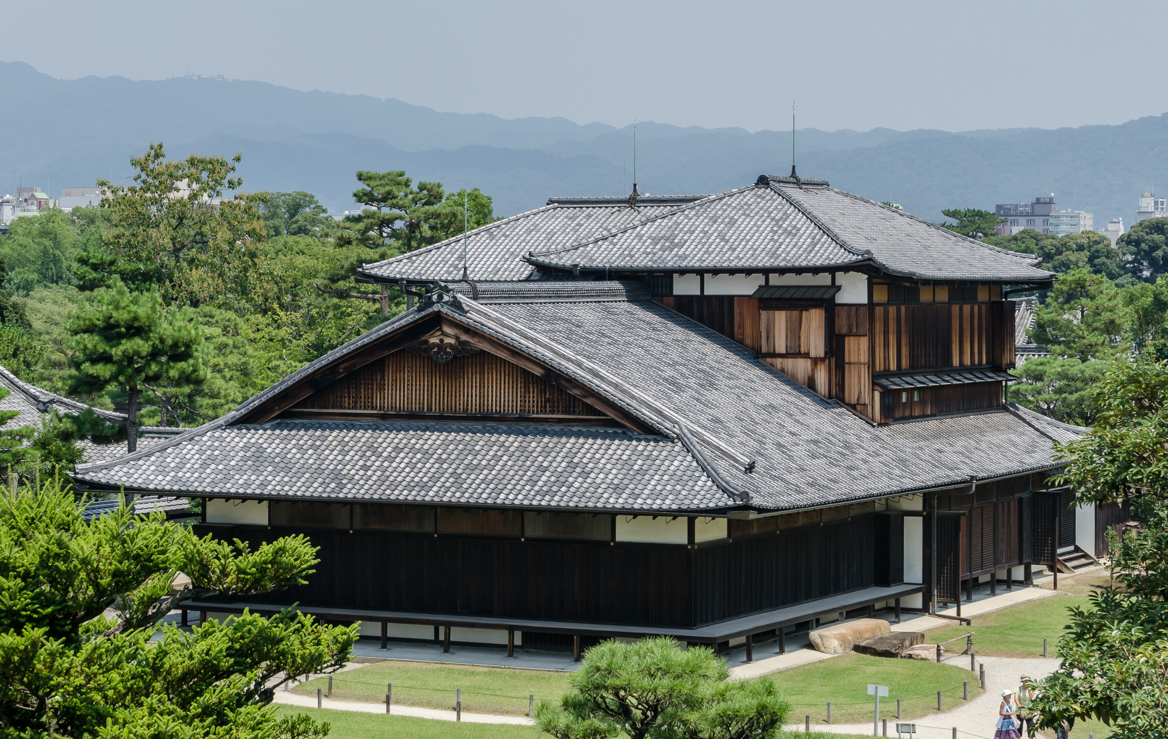 Thành và lâu đài Nijo nổi tiếng được khởi công xây dựng vào năm 1603 do Mạc chúa Tokugawa Shogun khởi động. Nơi đây nổi tiếng với “nightingale floors” tạm dịch “tầng sơn ca” được thiết kế để âm thanh của mỗi bước chân di chuyển trong lâu đài sẽ có tiếng chim báo động có kẻ đột nhập.