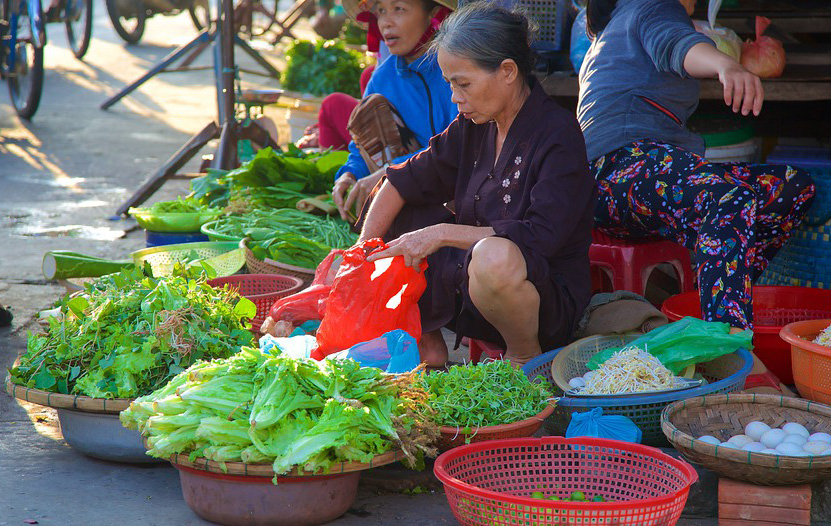 Tiếp tục khám phá khu chợ du khách sẽ thấy hững gian hàng bán trái cây, rau củ tươi ngon, hay những loại gia vị đa dạng.