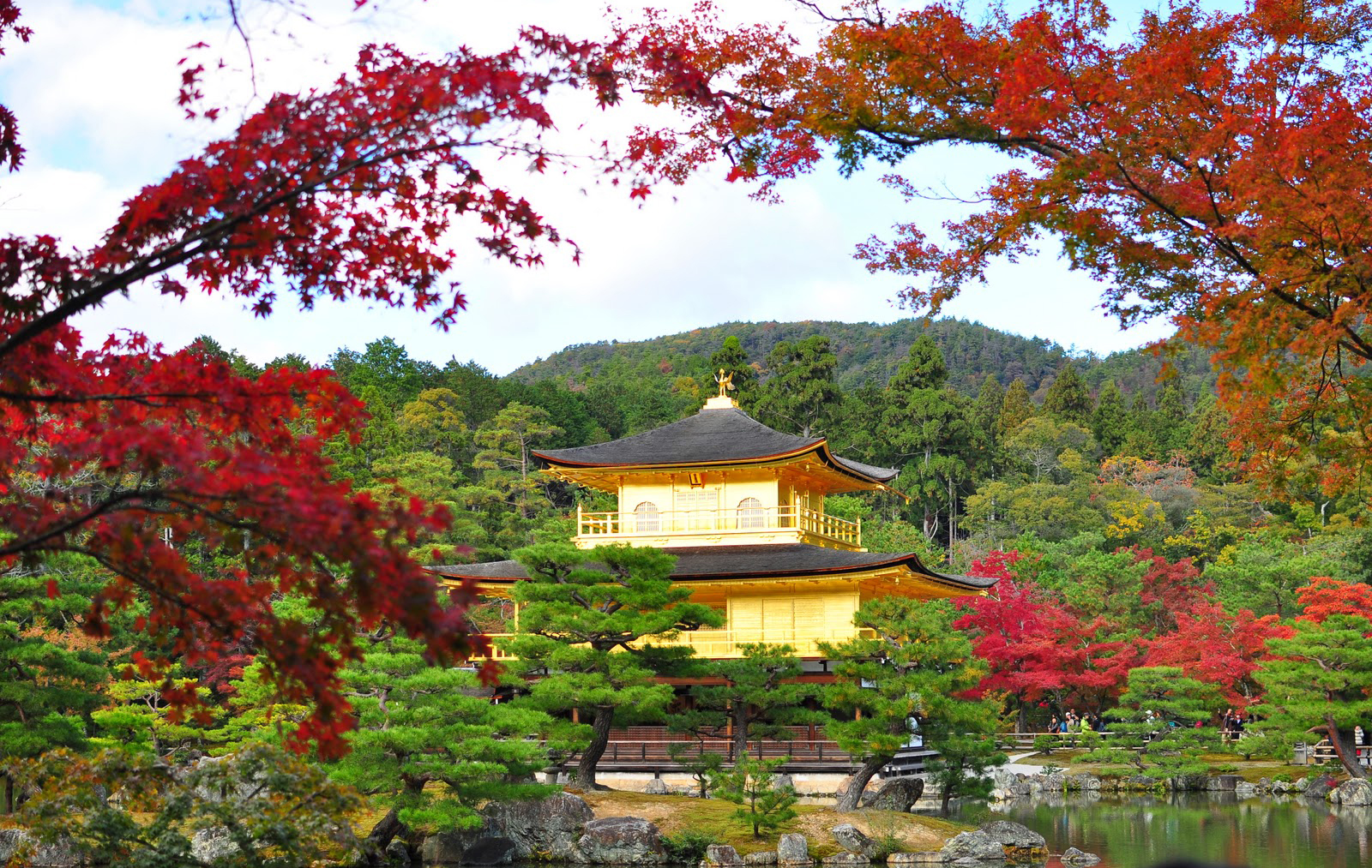 Chùa Kankaku-ji, nằm ở phía bắc Kyoto là một ngôi chùa Phật giáo, với màu sơn vàng rực, bóng ngôi chùa dưới mặt hồ lung linh, tuyệt đẹp.