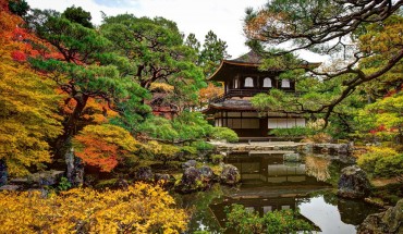 Không có màu bạc hoàn toàn như cái tên gọi của mình nhưng đền Silver Ginkakuji lại có một lối kiến trúc vô cùng ấn tượng và tinh tế. Ngôi đền này không mở cửa cho khách thăm quan, nhưng du khách có thể ngắm ngôi đền từ khu vườn nhỏ trước đền.