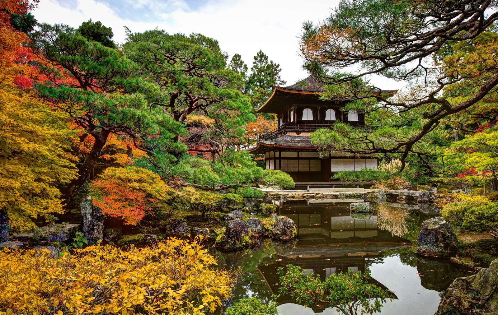 Không có màu bạc hoàn toàn như cái tên gọi của mình nhưng đền Silver Ginkakuji lại có một lối kiến trúc vô cùng ấn tượng và tinh tế. Ngôi đền này không mở cửa cho khách thăm quan, nhưng du khách có thể ngắm ngôi đền từ khu vườn nhỏ trước đền.