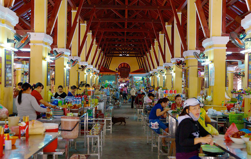 Vào khu ăn uống trong nhà lồng chợ và tìm những món quà quê miền Trung Việt Nam.