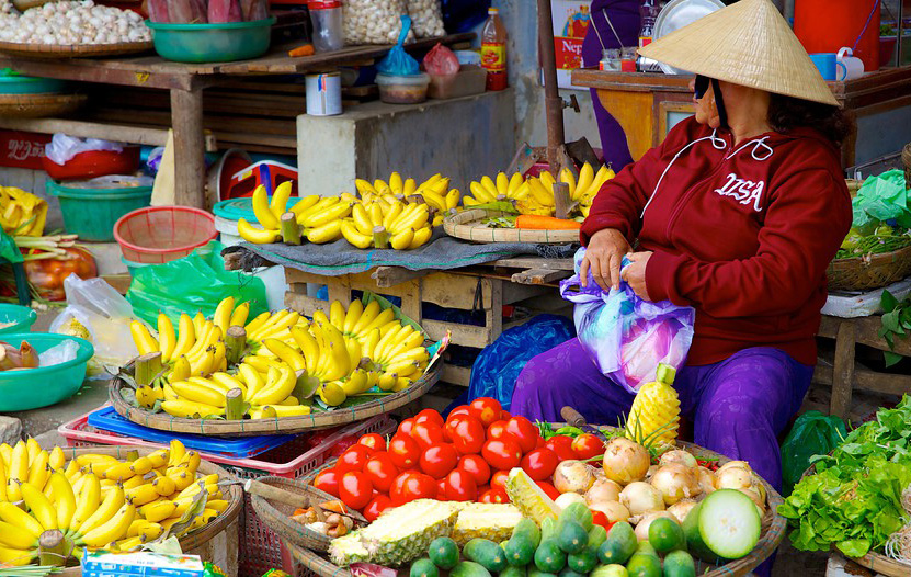 Tiếp tục khám phá khu chợ du khách sẽ thấy hững gian hàng bán trái cây, rau củ tươi ngon, hay những loại gia vị đa dạng.