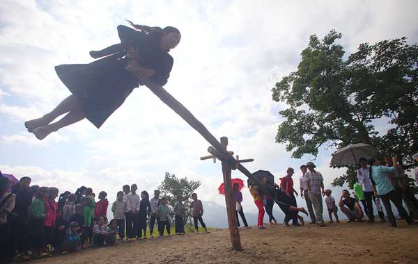 Trong trang phục truyền thống của tộc người mình, một cậu bé người La Chí đang chơi trò chơi đu quay truyền thống, đó là một trong những trò chơi độc đáo trong các lễ ăn mừng sau thu hoạch của đồng bào nơi đây.