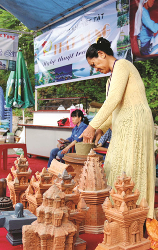 Nghệ nhân người Chăm đang trình diễn nghệ thuật làm gốm truyền thống