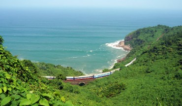 Tàu vượt đèo Hải Vân với khung cảnh núi non hùng vĩ và những bãi biển hoang sơ hấp dẫn phía chân đèo