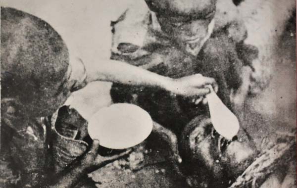 Hình ảnh tư liệu: Trong nạn đói, mỗi người trong gia đình cùng chia sẻ nhau những bát cháo bỗng
