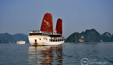 Tàu du lịch trên Vịnh Hạ Long