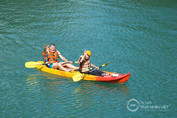 Trèo thuyền Kayak trên Vịnh Hạ Long