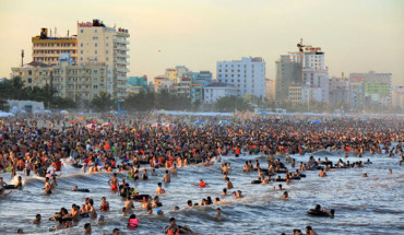 Bãi biển Sầm Sơn luôn chật kín du khách