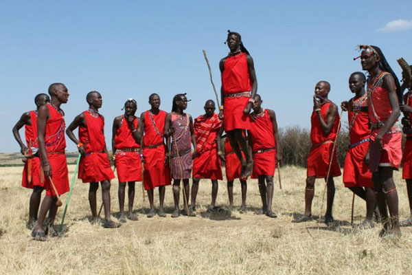 Người Kenya cùng nhau nhảy múa và thi xem ai nhảy cao hơn trong lần đầu gặp mặt