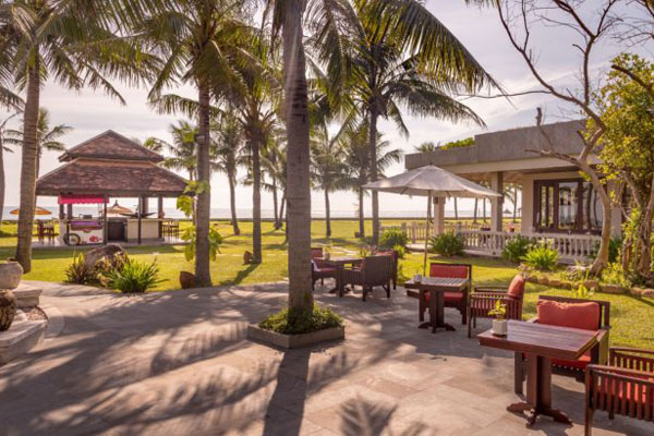 Từ bar của Ana Mandara Resort & Spa có thể nhìn ra ngoài bãi biển